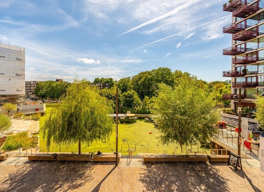 Flat Bradshaw Yard in Greater London
