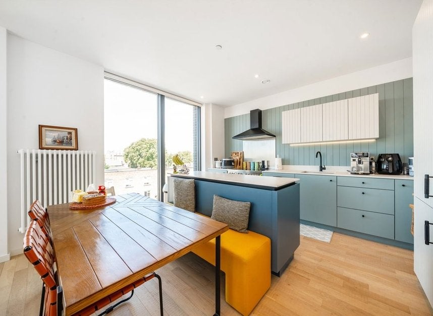 Flat Bradshaw Yard in Greater London