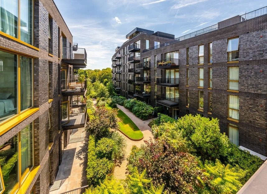 Flat Bradshaw Yard in Greater London