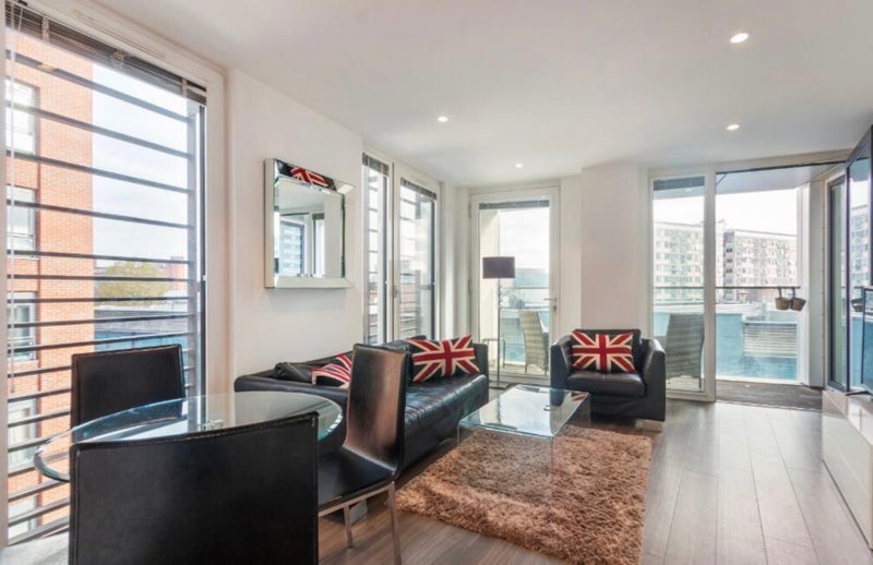 Flat Buckhold Road in Greater London