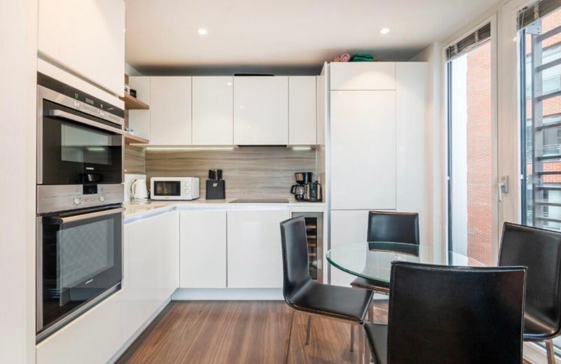 Flat Buckhold Road in Greater London