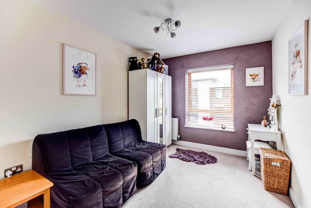 Flat Commonwealth Drive in Crawley