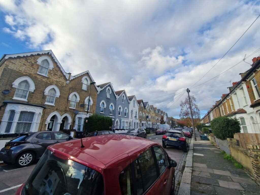 Room Clinton Road in Greater London