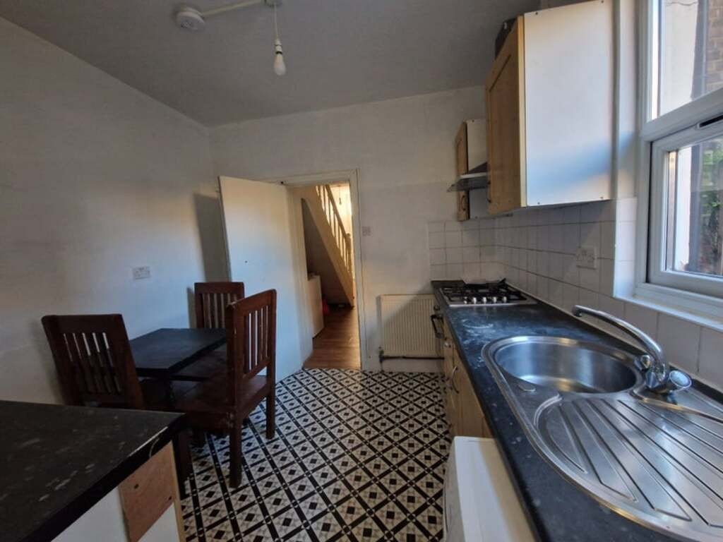 Room Clinton Road in Greater London