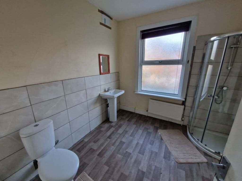 Room Clinton Road in Greater London
