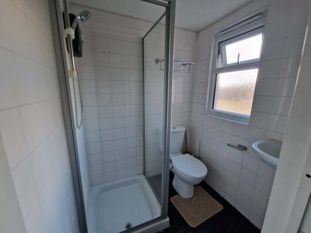Room Clinton Road in Greater London