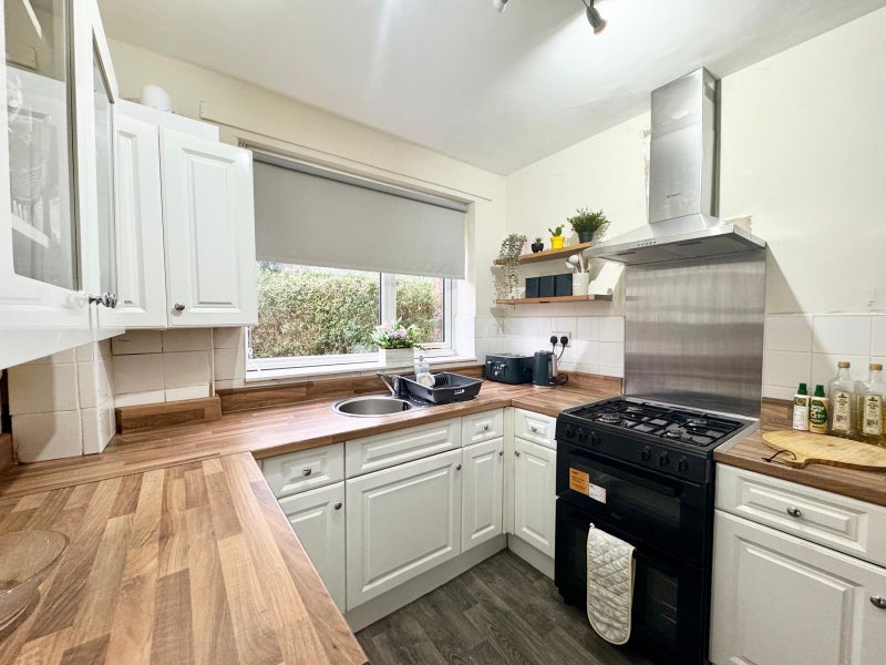 Room Enford Avenue in Manchester