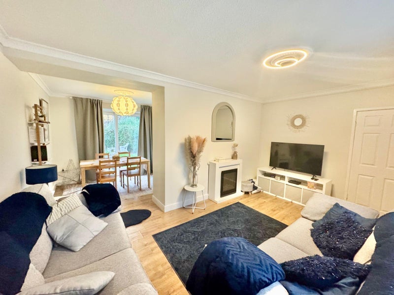 Room Enford Avenue in Manchester