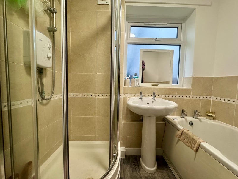 Room Enford Avenue in Manchester