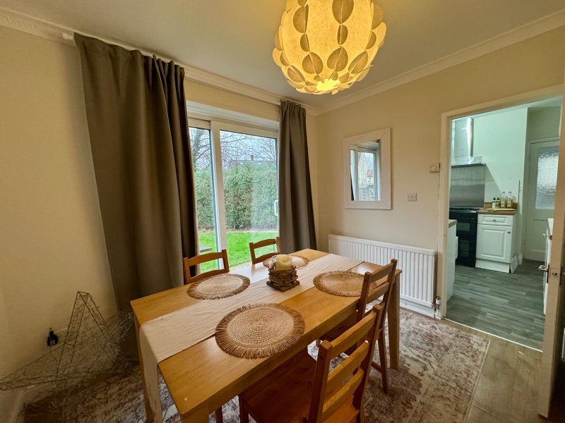 Room Enford Avenue in Manchester