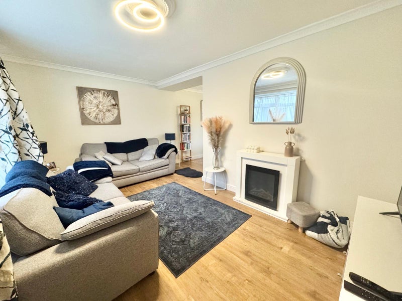 Room Enford Avenue in Manchester