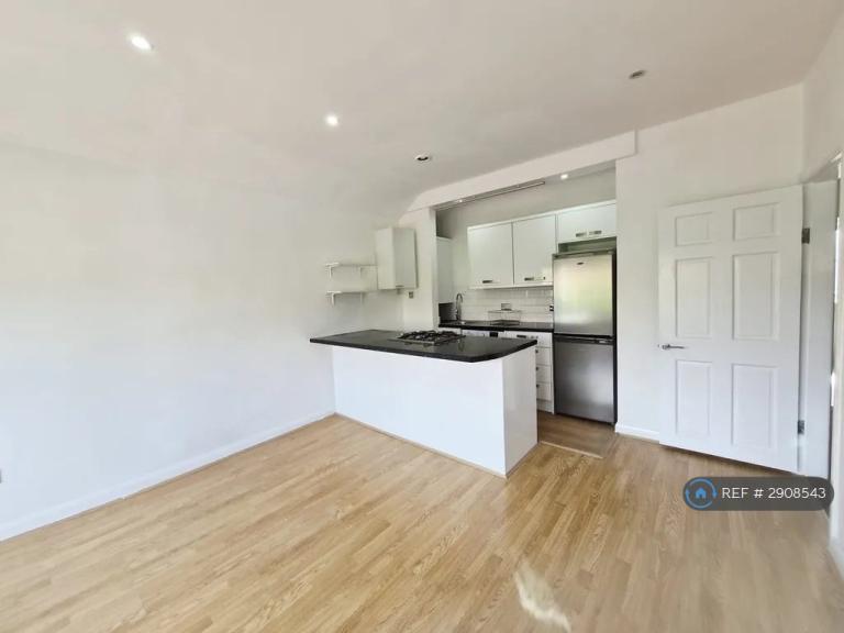 Flat Hamilton Road in Greater London