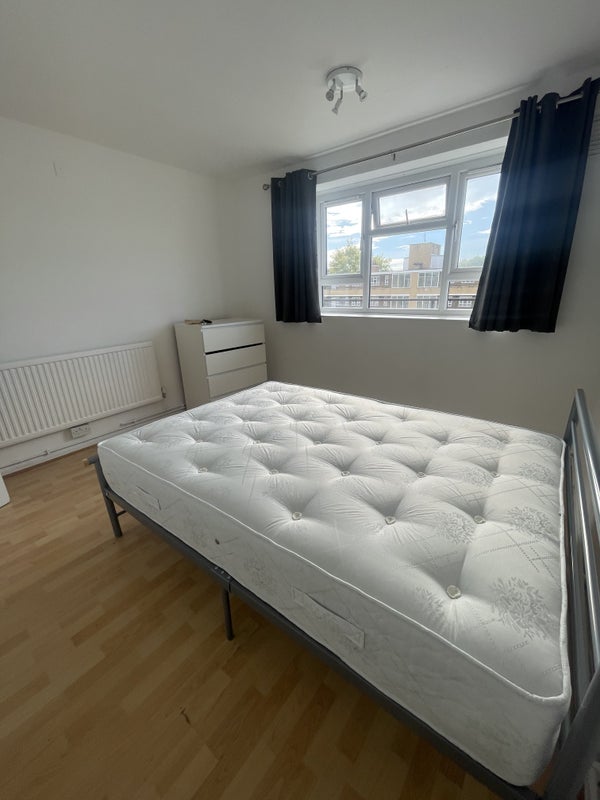 Flat Blythe Road in Greater London