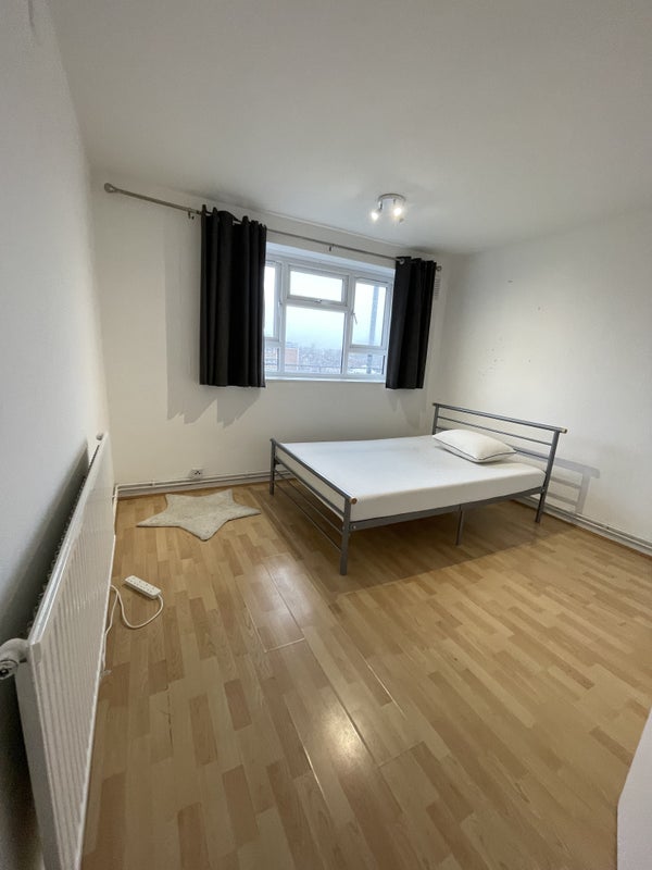 Flat Blythe Road in Greater London