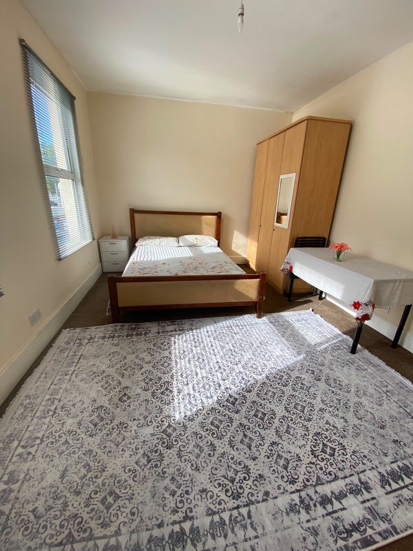 Room Westbury Road in Greater London