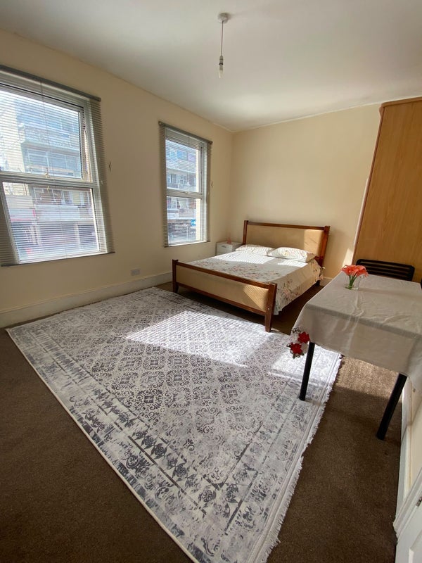 Room Westbury Road in Greater London