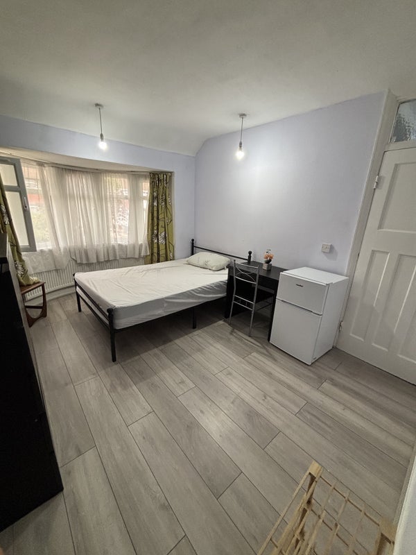 Room Victoria Avenue in Greater London