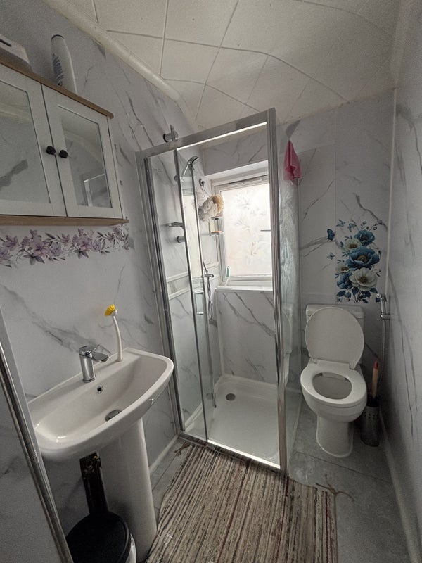 Room Victoria Avenue in Greater London