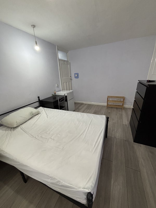 Room Victoria Avenue in Greater London