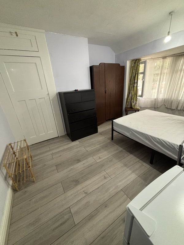 Room Victoria Avenue in Greater London