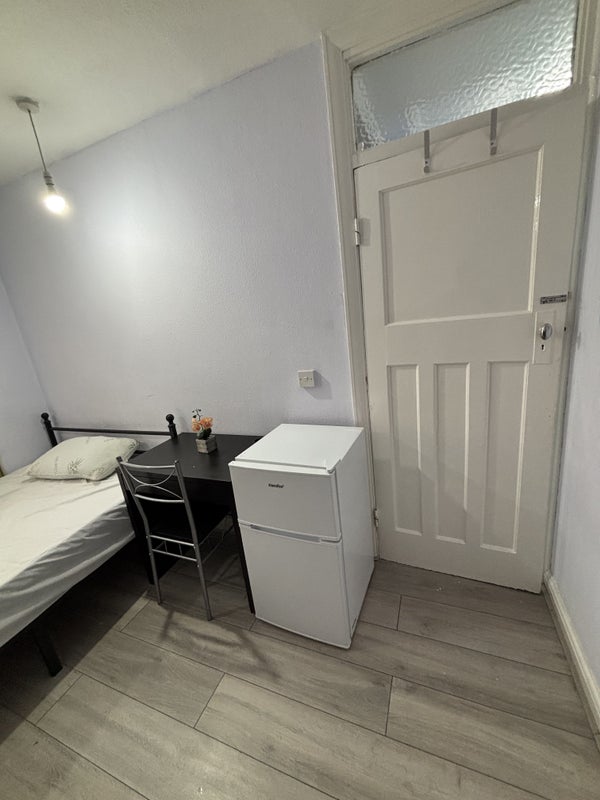 Room Victoria Avenue in Greater London