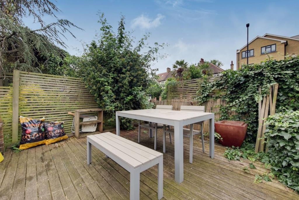 Flat Upper Tulse Hill in Greater London