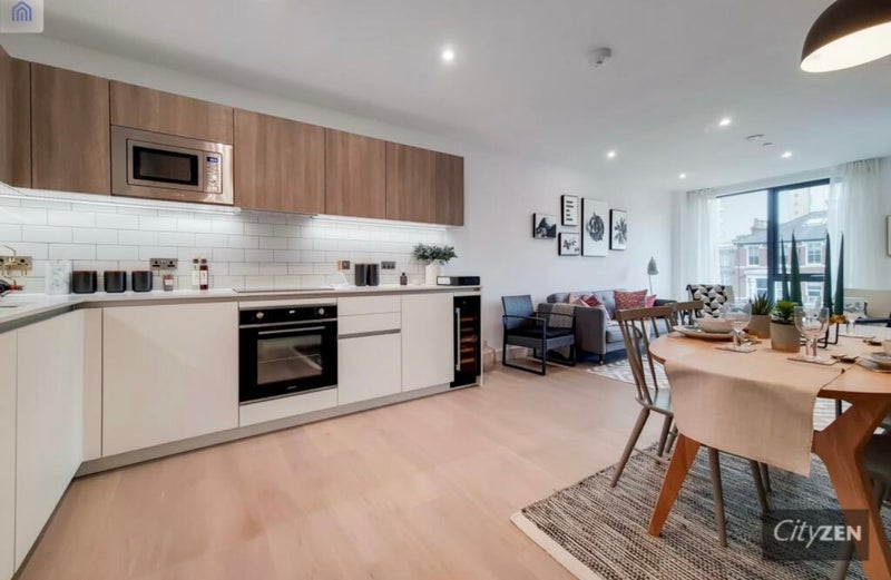 Room Clapham Road in Greater London