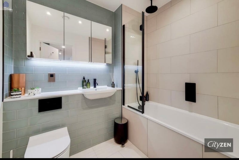 Room Clapham Road in Greater London