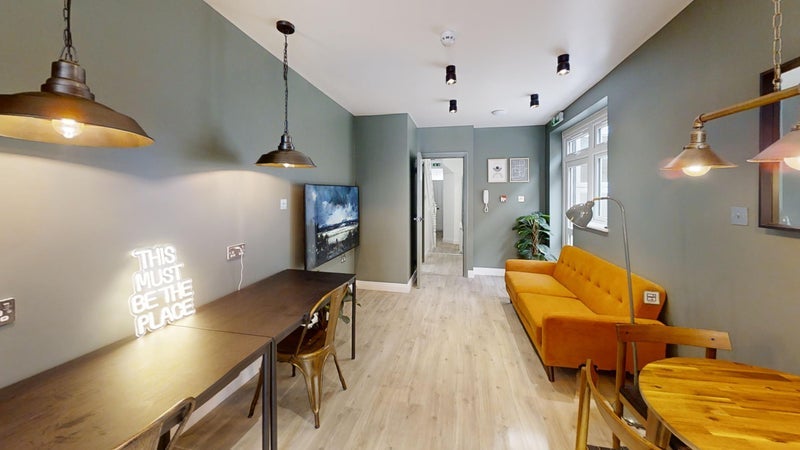 Room Coldharbour Lane in Greater London
