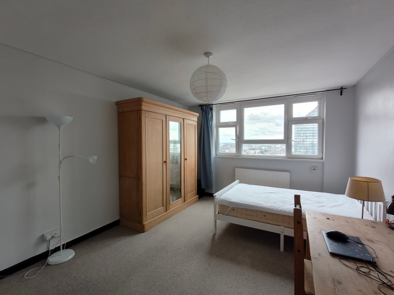 Room Hall Street in Greater London