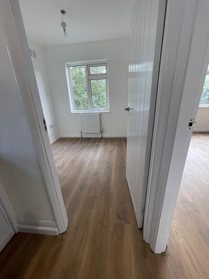 Flat Beresford Gardens in Greater London