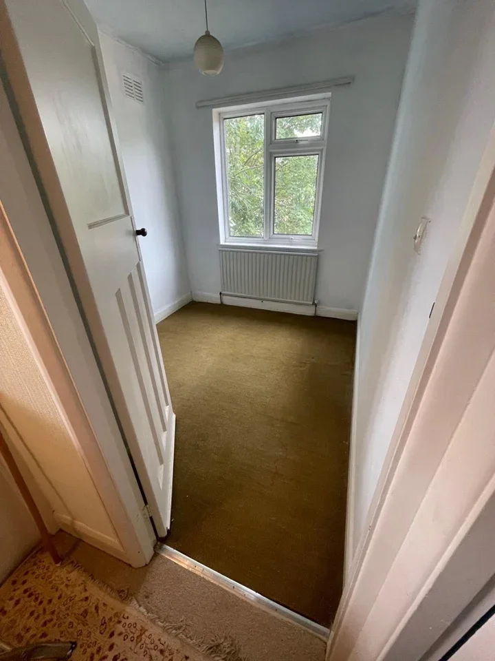 Flat Beresford Gardens in Greater London