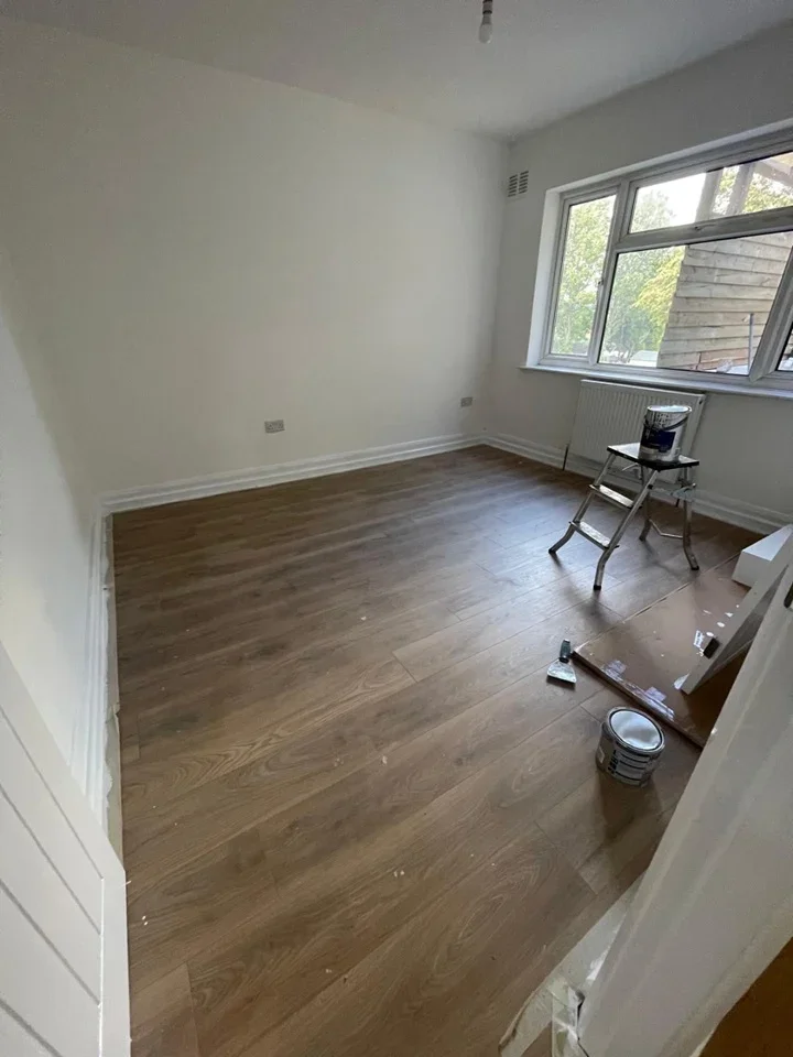 Flat Beresford Gardens in Greater London