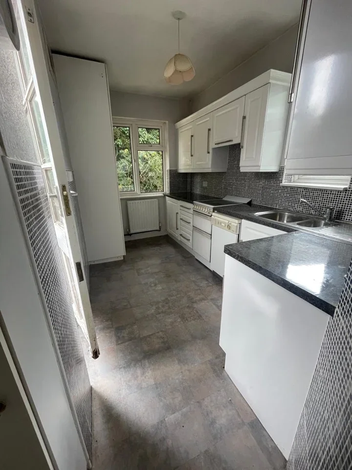 Flat Beresford Gardens in Greater London