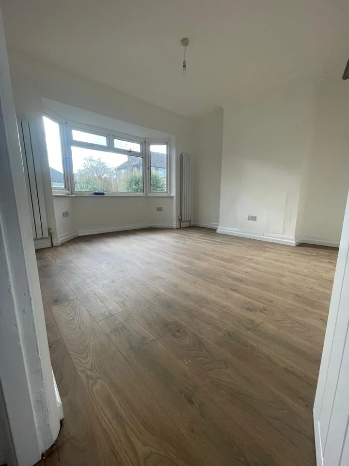 Flat Beresford Gardens in Greater London