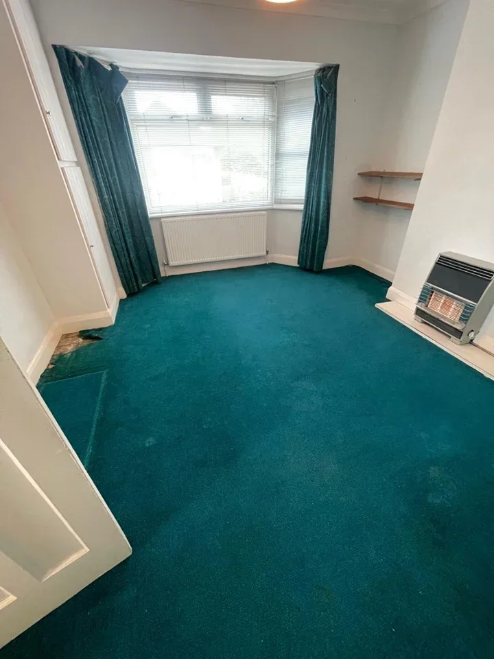 Flat Beresford Gardens in Greater London