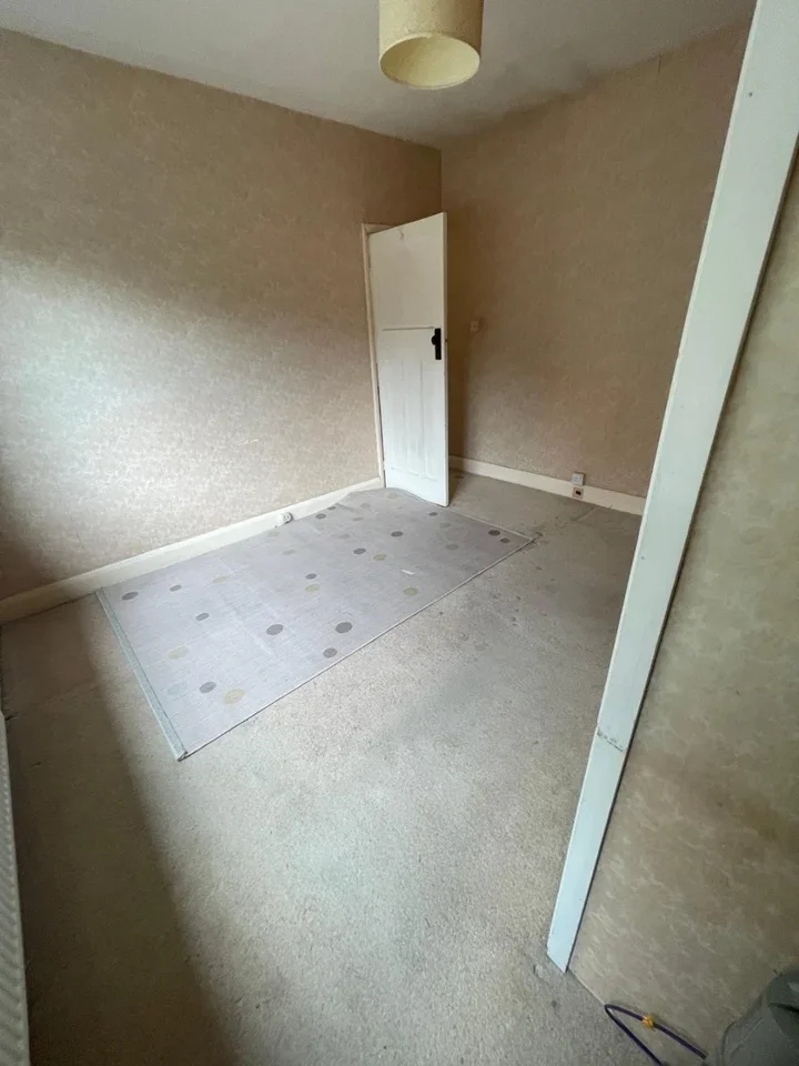 Flat Beresford Gardens in Greater London