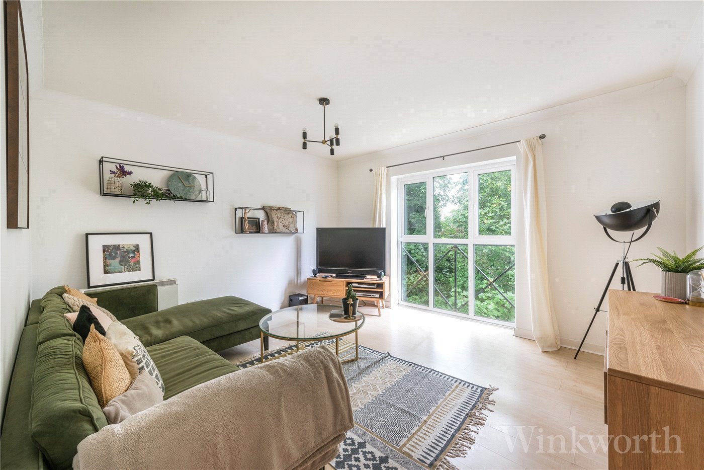Flat Farrow Lane in Greater London