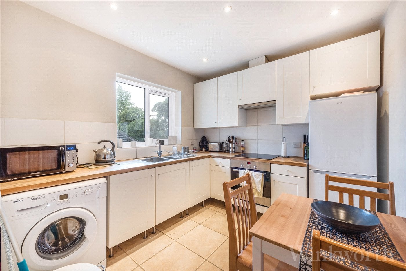 Flat Farrow Lane in Greater London