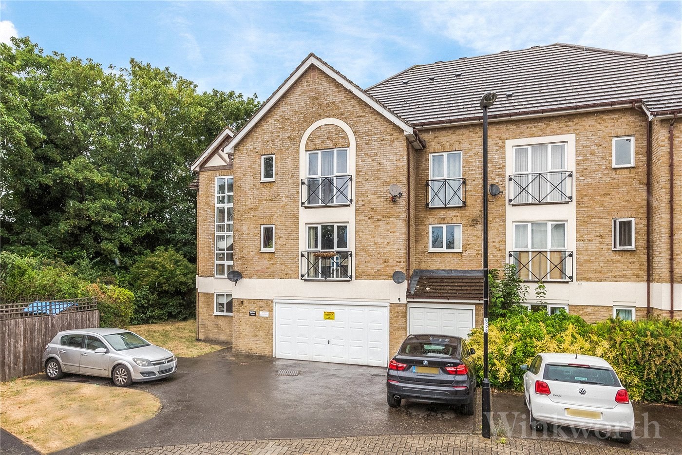 Flat Farrow Lane in Greater London