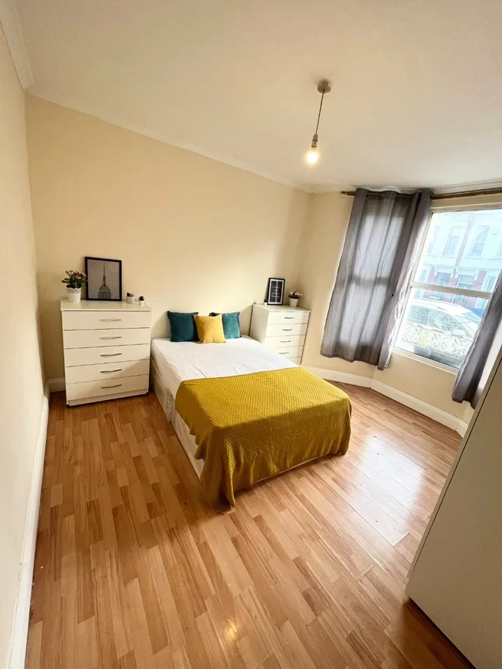 Room Gowan Road in Greater London