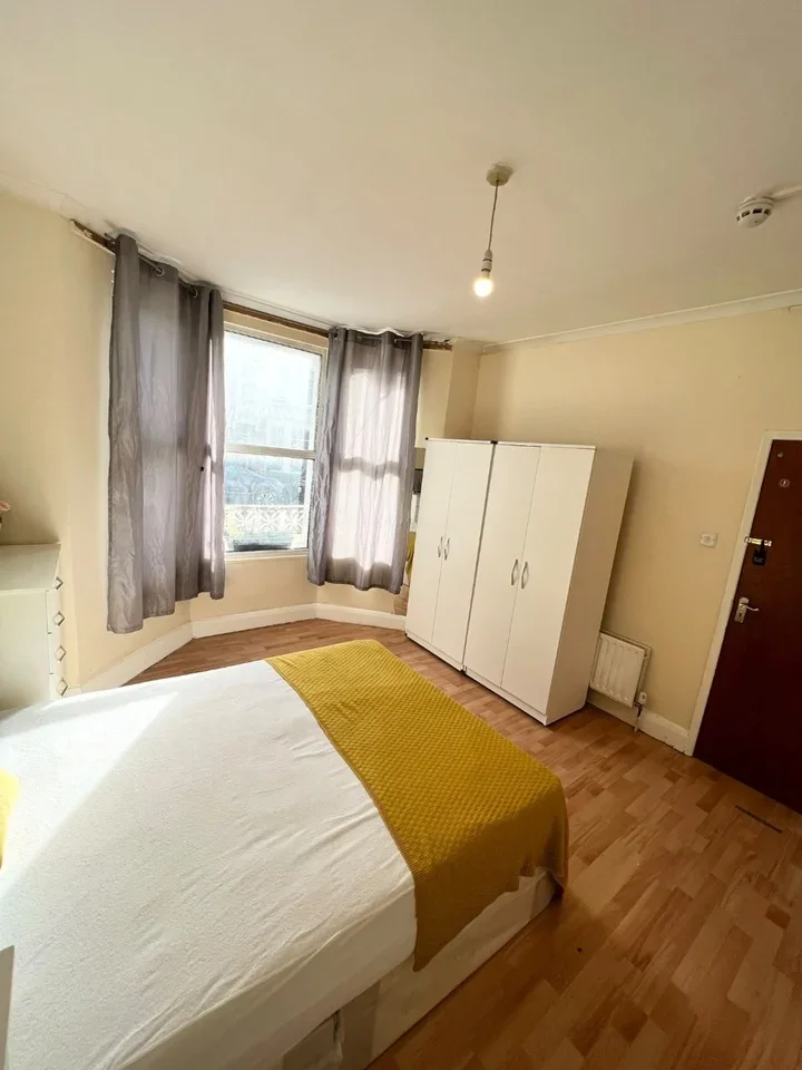 Room Gowan Road in Greater London