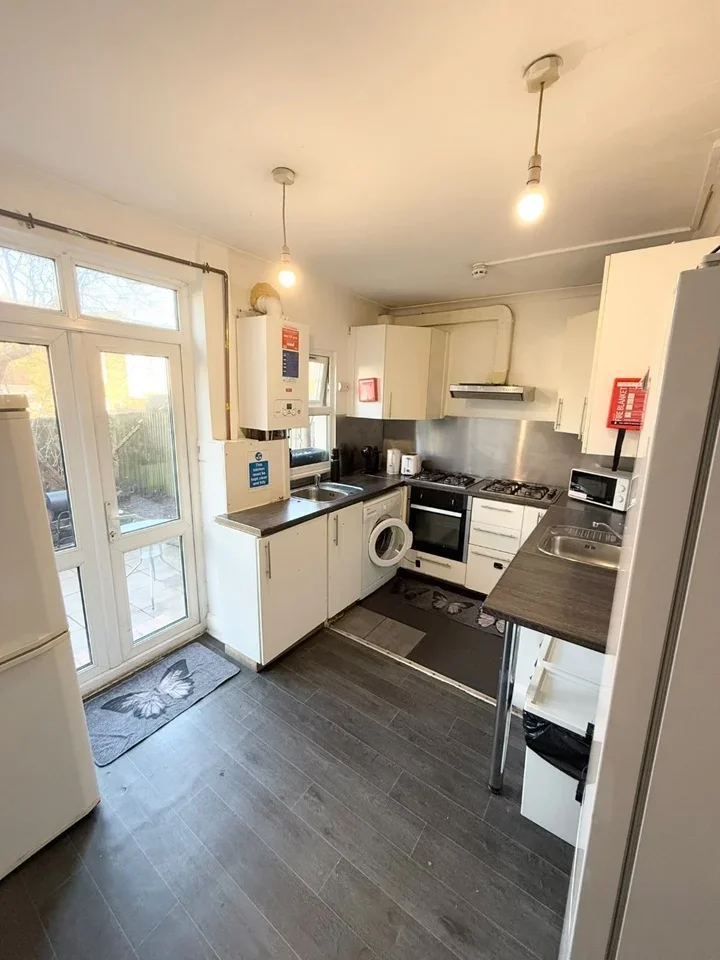 Room Gowan Road in Greater London