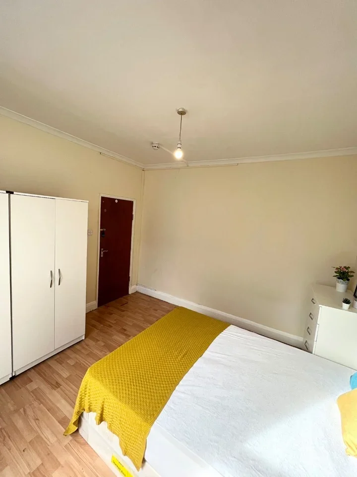 Room Gowan Road in Greater London