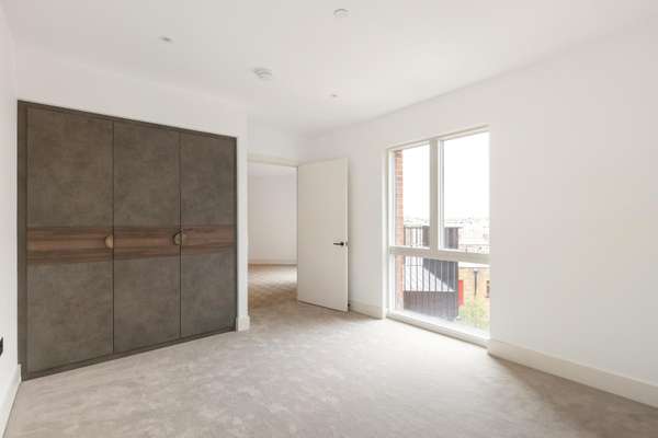 Flat Monarch Square in Greater London