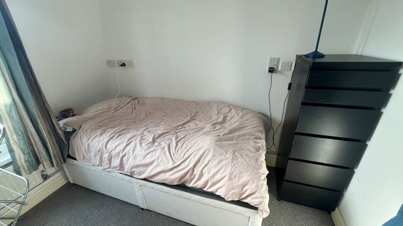 Room North End Road in Greater London