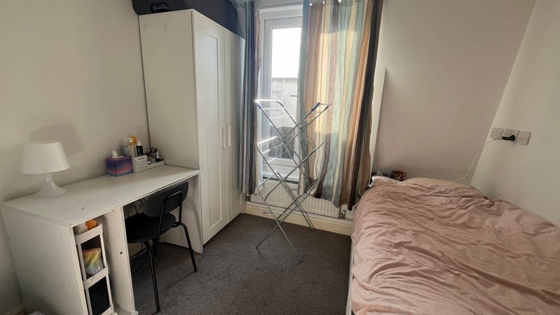 Room North End Road in Greater London