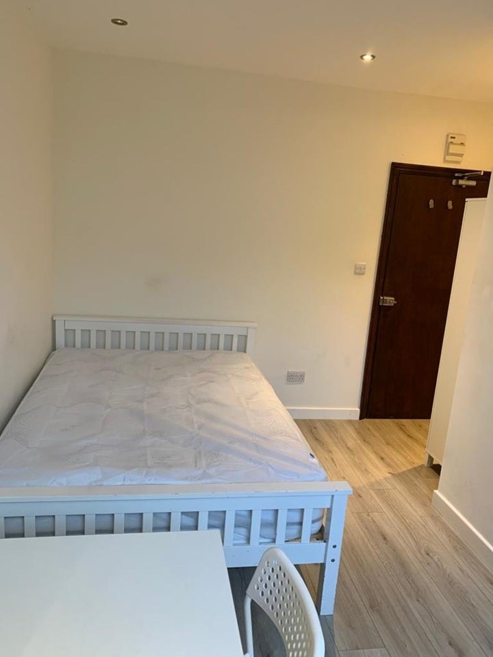 Flat Homecroft Road in Greater London