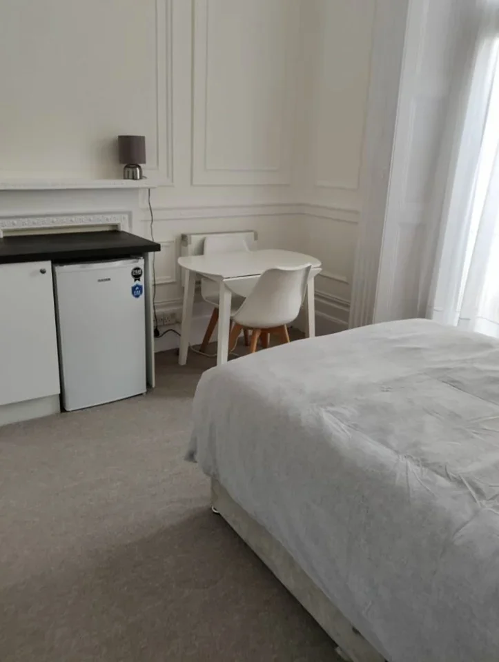 Flat Queen's Gardens in City of Westminster