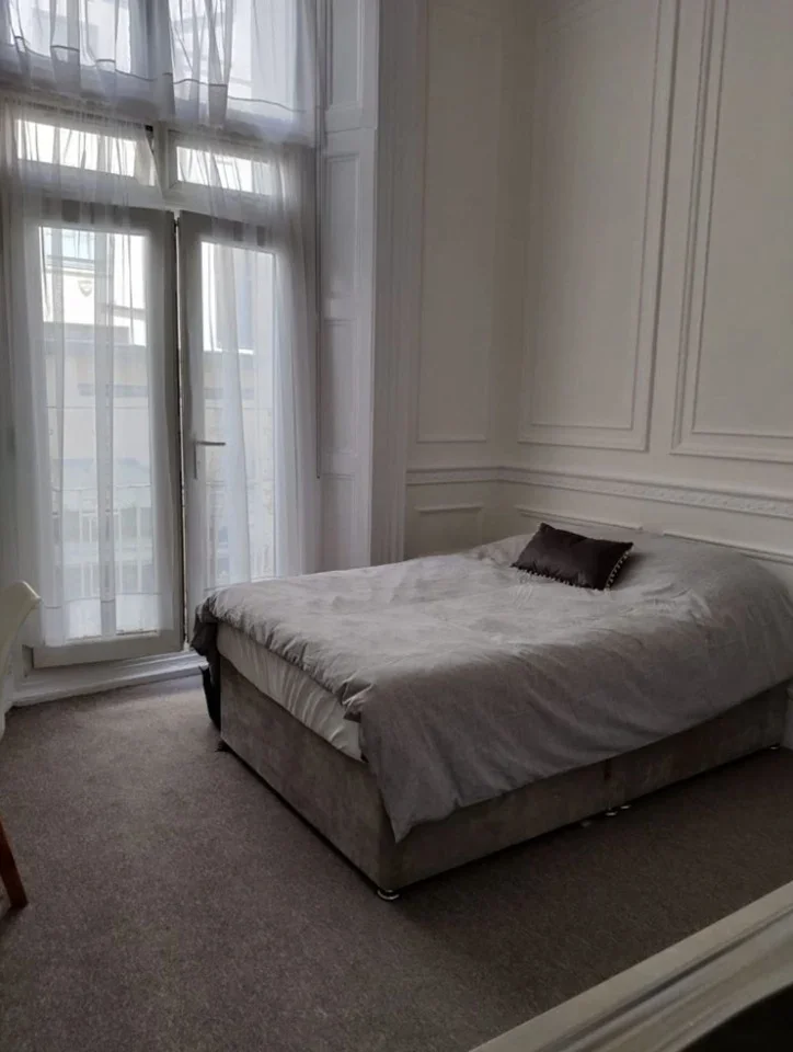 Flat Queen's Gardens in City of Westminster